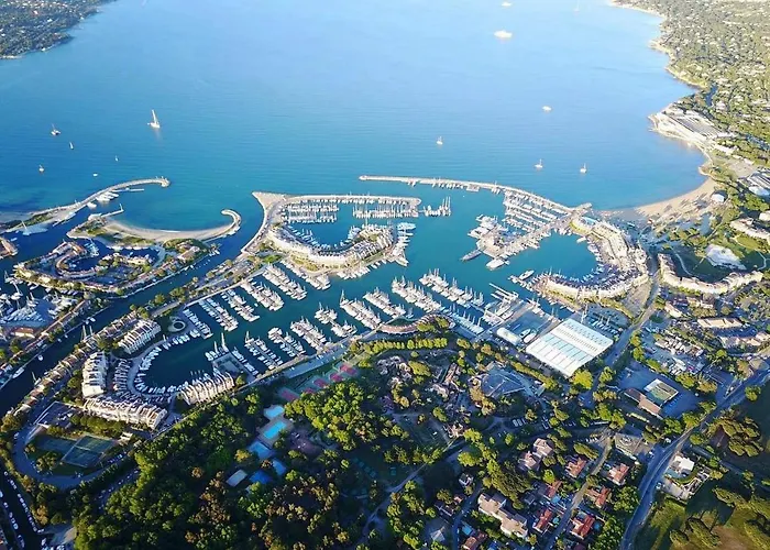 Entre Le Port Et La Plage, Golfe De Saint Tropez