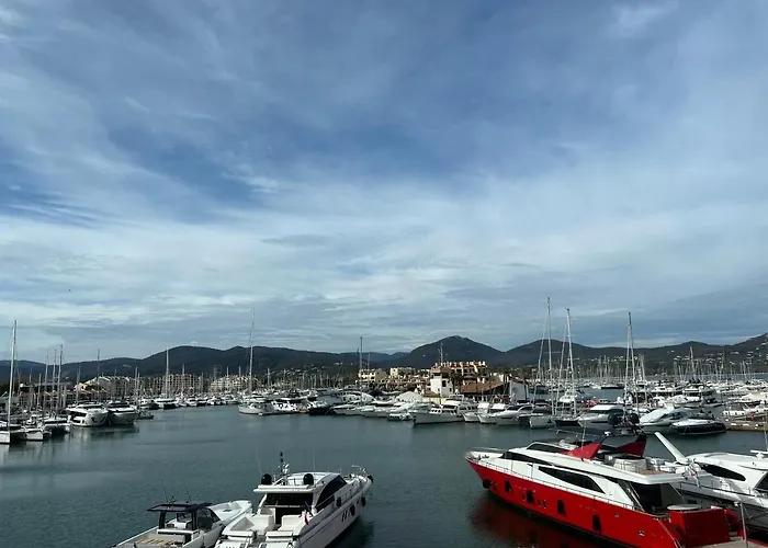 Entre Le Port Et La Plage, Golfe De Saint Tropez
